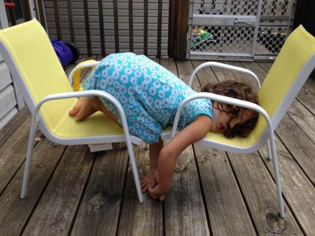 وقتی کودکان در جاهای غیرمعمول خوابشان می برد