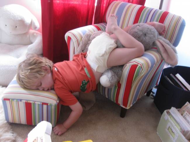 وقتی کودکان در جاهای غیرمعمول خوابشان می برد